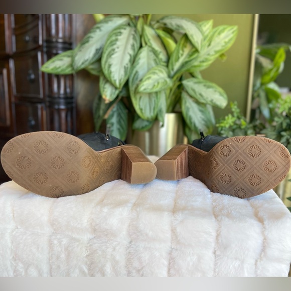 UGG Valencia Peep Toe Heels, 7 - Picture 12 of 12